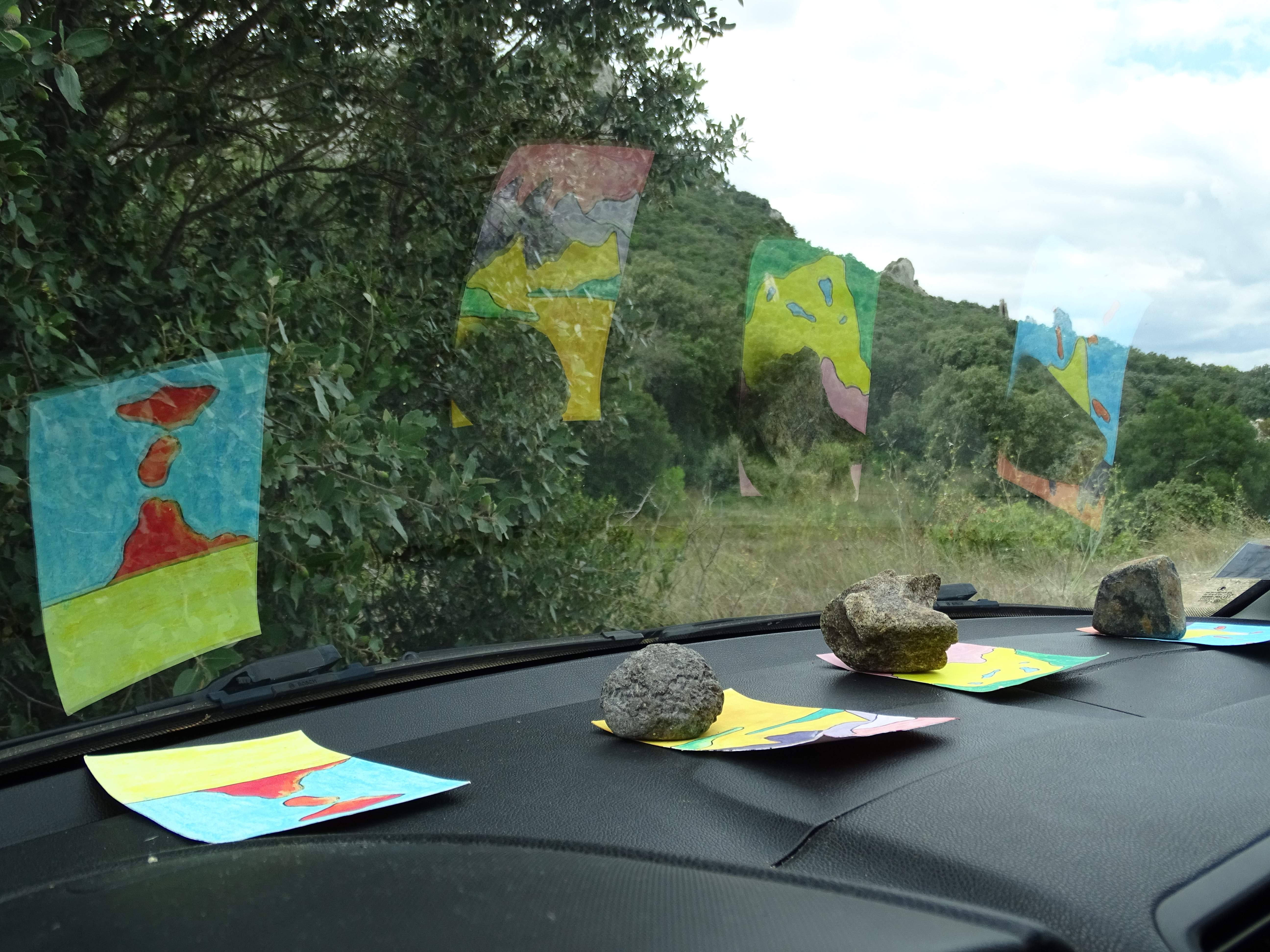 La présence des pierres vient donner du relief aux petits paysages. Les pierres sont placées selon l'angle du soleil pour que l'ombre participe au paysage peint.