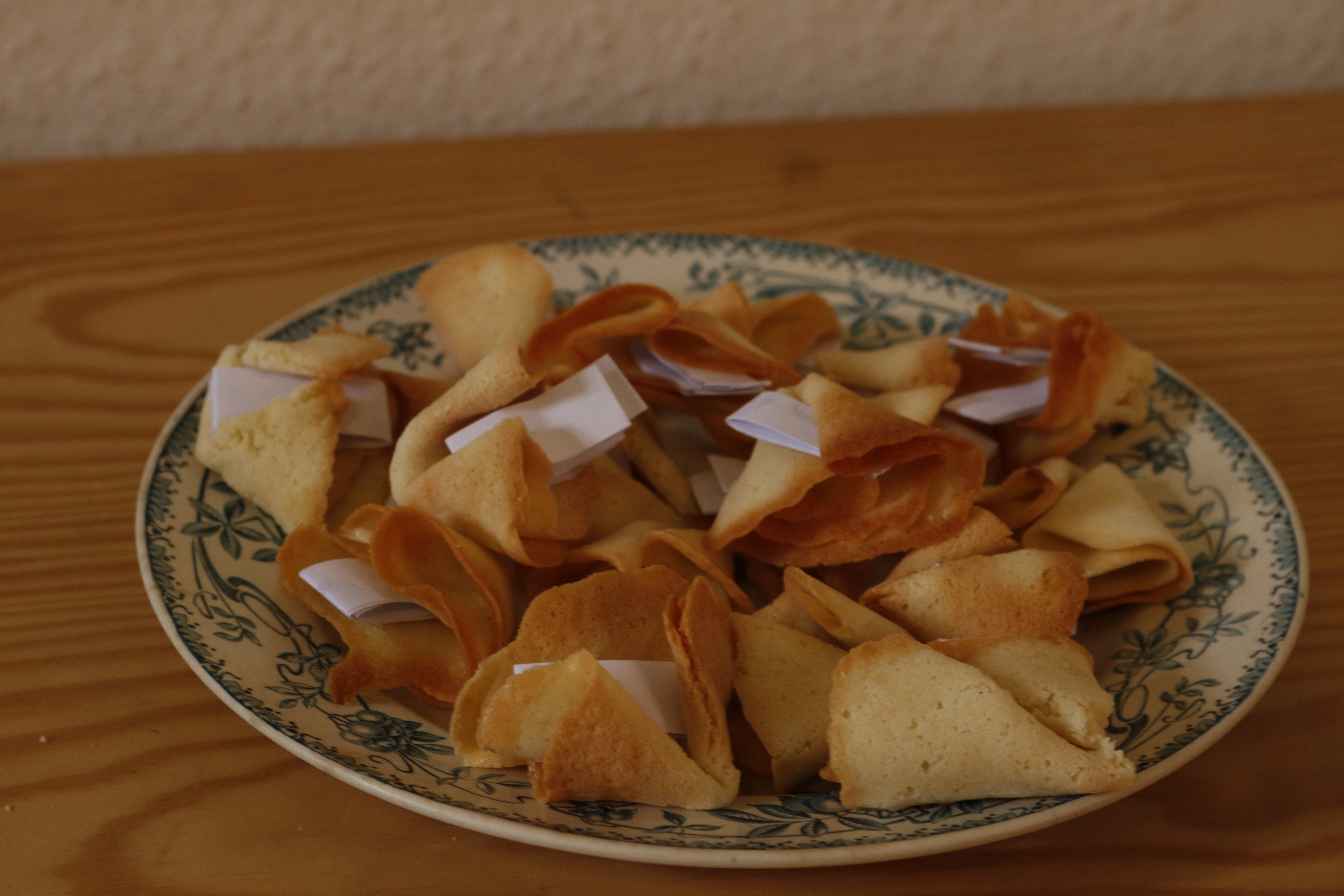 Sous forme de gâteaux chinois, 'Fortune cookies' on scinde le biscuit et on trouve cette phrase "j'espère que vous m'écrirez"